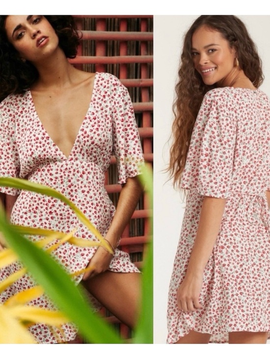 Billabong Dresses & Skirts - Billabong Last Dance Floral Vneck Mini Dress